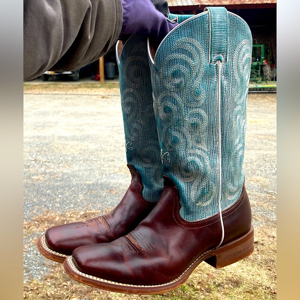 Size 9 B women’s Nocona Boots